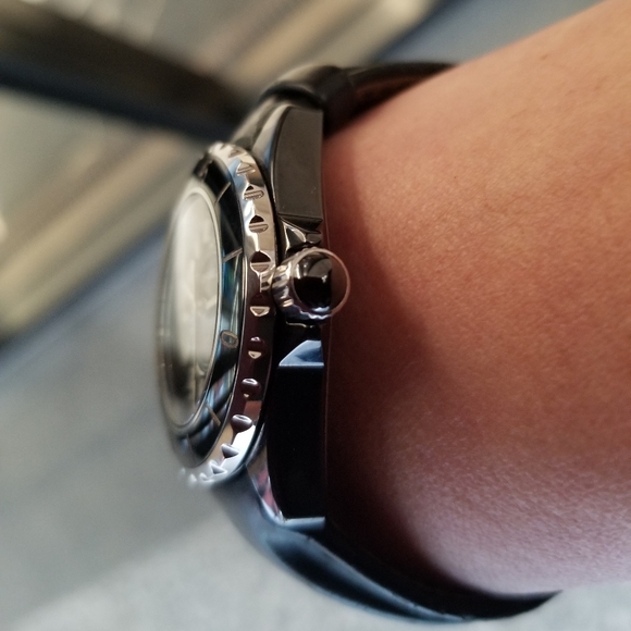 Chanel Iconic J12 Quartz 33mm watch - Picture 2 of 16